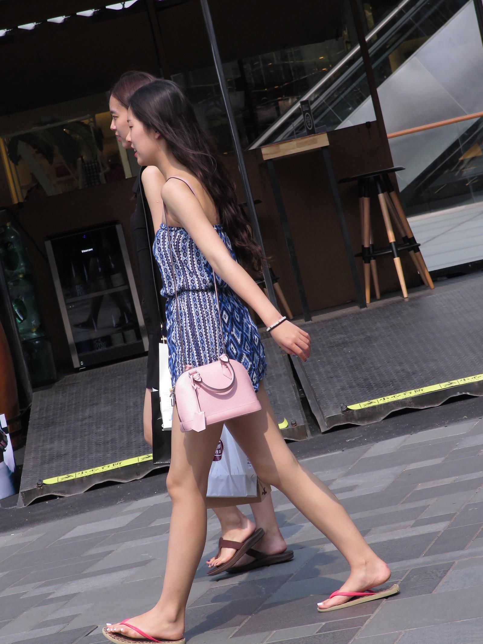 街拍友镜头下的两位美丽小姐姐