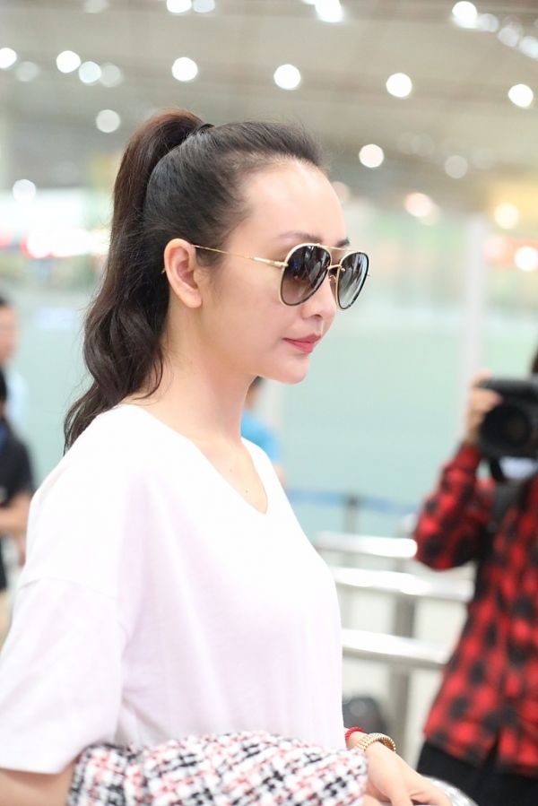 跟杨幂有的一拼!王鸥梳马尾辫发际线亮了