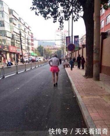 济南街头惊现炸天大爷,穿高跟鞋和粉色短裙