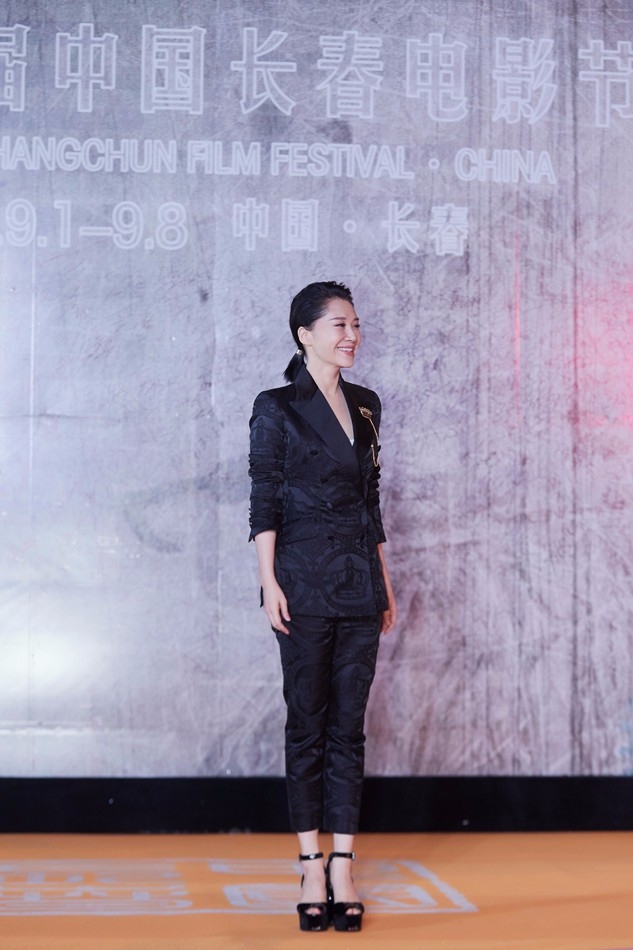 美帅！许晴西装look英姿飒爽