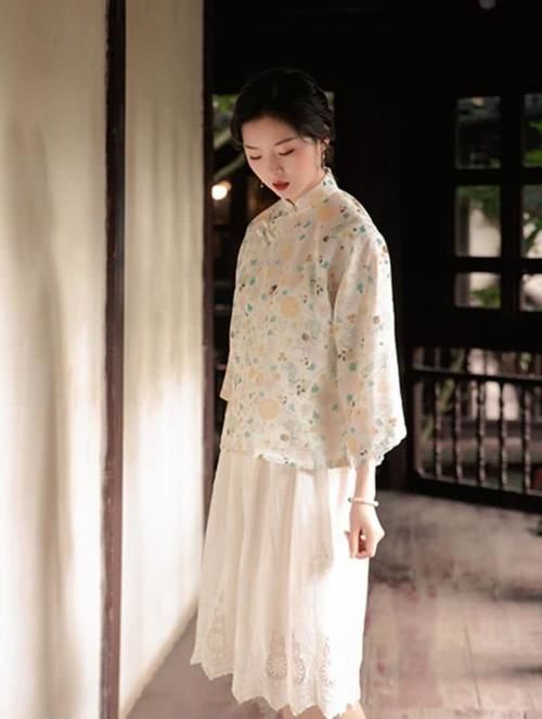  「女生」身高不足160的女生，开春建议“中式上衣＋半裙”，清纯减龄又显高