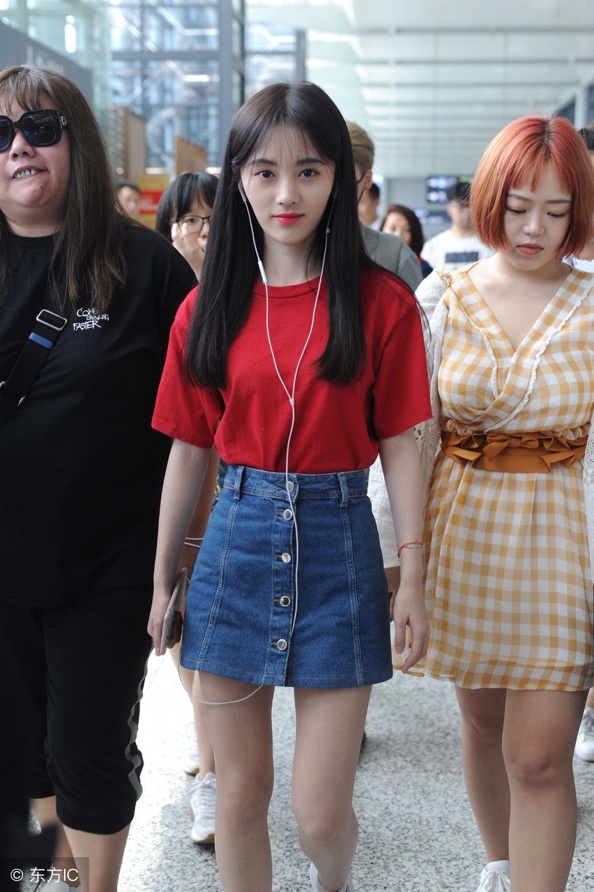 千年美女鞠婧祎红色T恤牛仔短裤，却被一旁波波头小姐姐抢镜了
