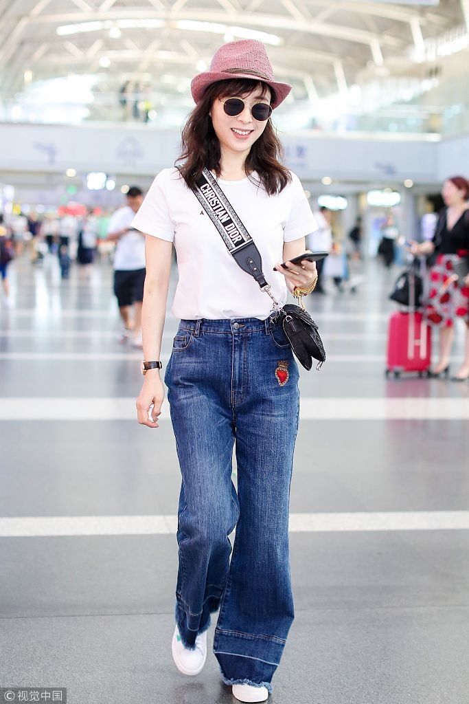 张静初烫卷发戴小粉帽少女心爆棚  阔腿裤+白T时尚吸睛潮出天际