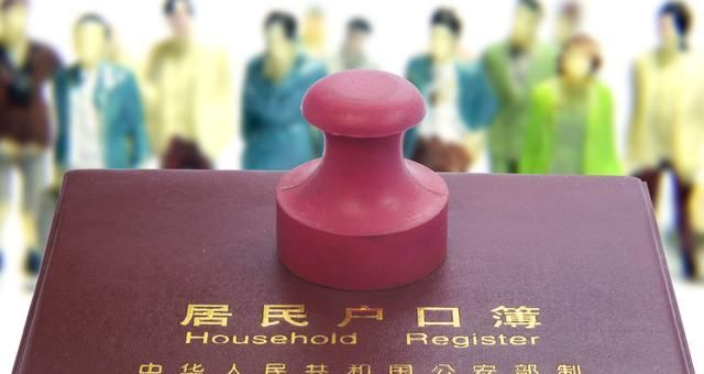  [社会保险]常住人口在300万以下的城市里，农民的定居没有限制，