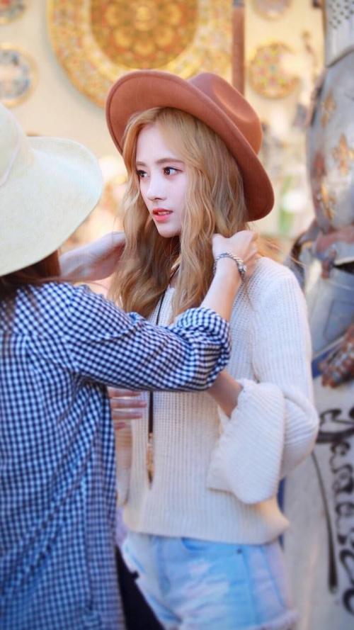 短裤短过头是什么感觉，鞠婧祎活脱脱像是个安全裤代言人！