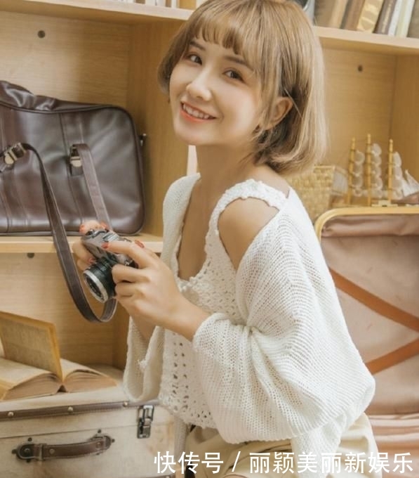 「写真」小姐姐拍写真演绎英伦风, 模样清甜, 一身穿搭超适合校园女生