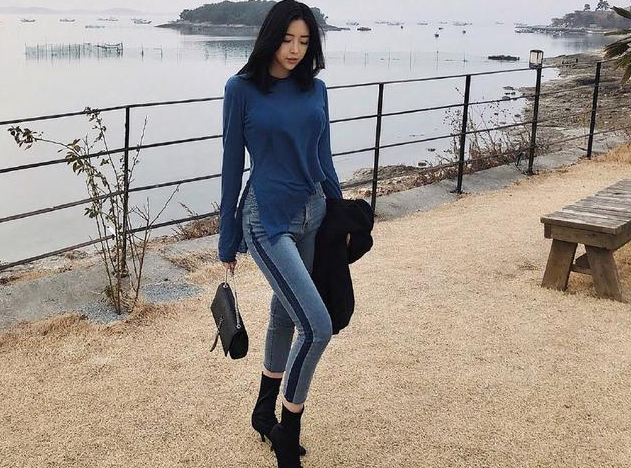 俏美靓丽的牛仔裤美女,曼妙身姿,尽显高挑有型的美感!