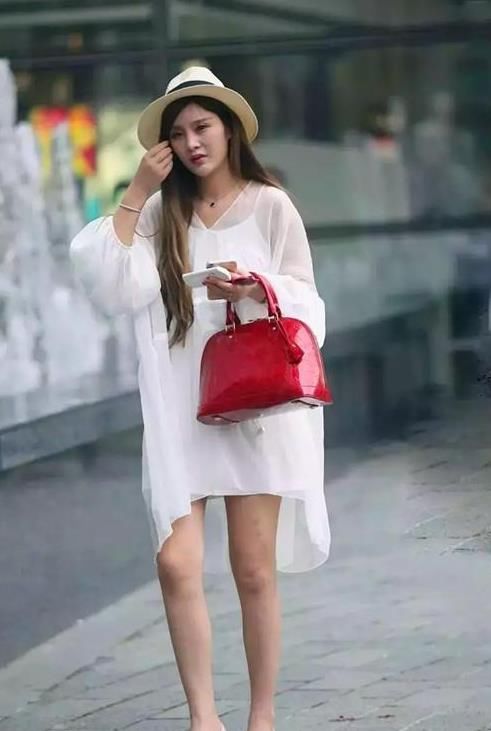  红色：街拍：气质高雅的小姐姐，一条红色的连衣裙，时尚魅力气质