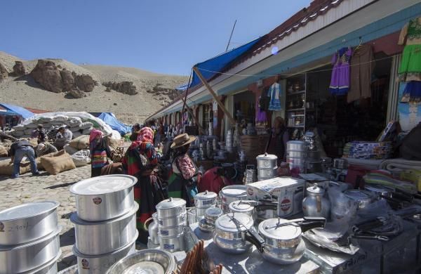 中国边境贫穷小村庄，和西藏隔河相望，当地人羡慕中国人的生活