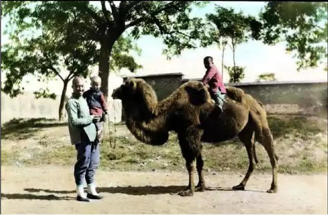 摄影师还原清末儿童彩照,100年前“熊孩子”就是这个样子!