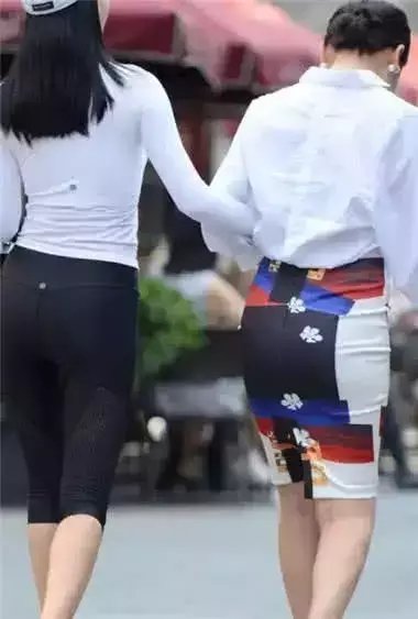 两位小姐姐一个身穿包臀裙一个身穿运动紧身裤显出凹凸身材, 在大