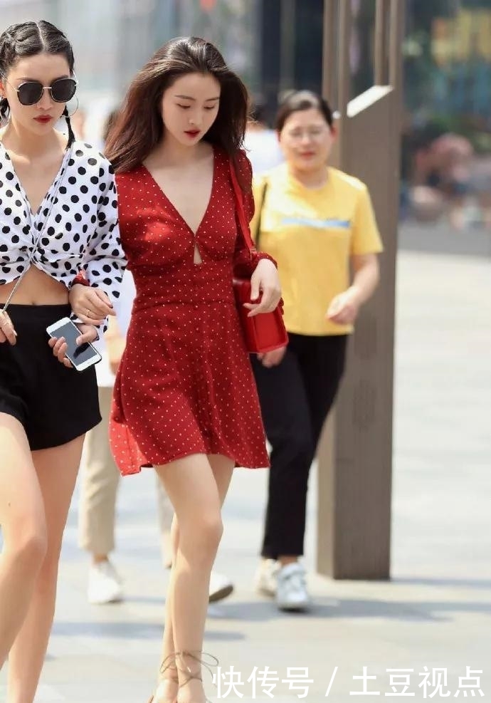 【红色】街拍:粉色吊带连衣裙搭配高跟凉鞋,挺拔了小姐姐曼妙的身姿
