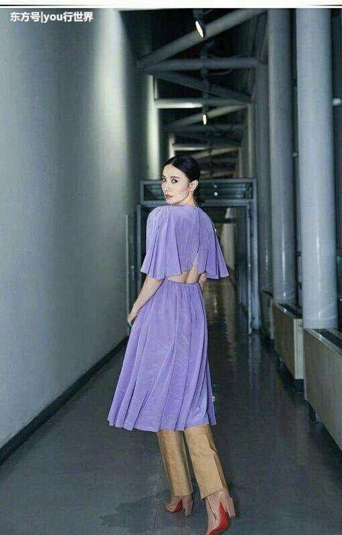 宋佳真是够了!在裙子里套裤子我忍,还要戴个皮手套实在忍不了!