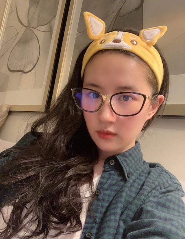  【素颜自拍】刘亦菲素颜自拍依然美如神仙姐姐，豪宅清新简约，超有文艺范