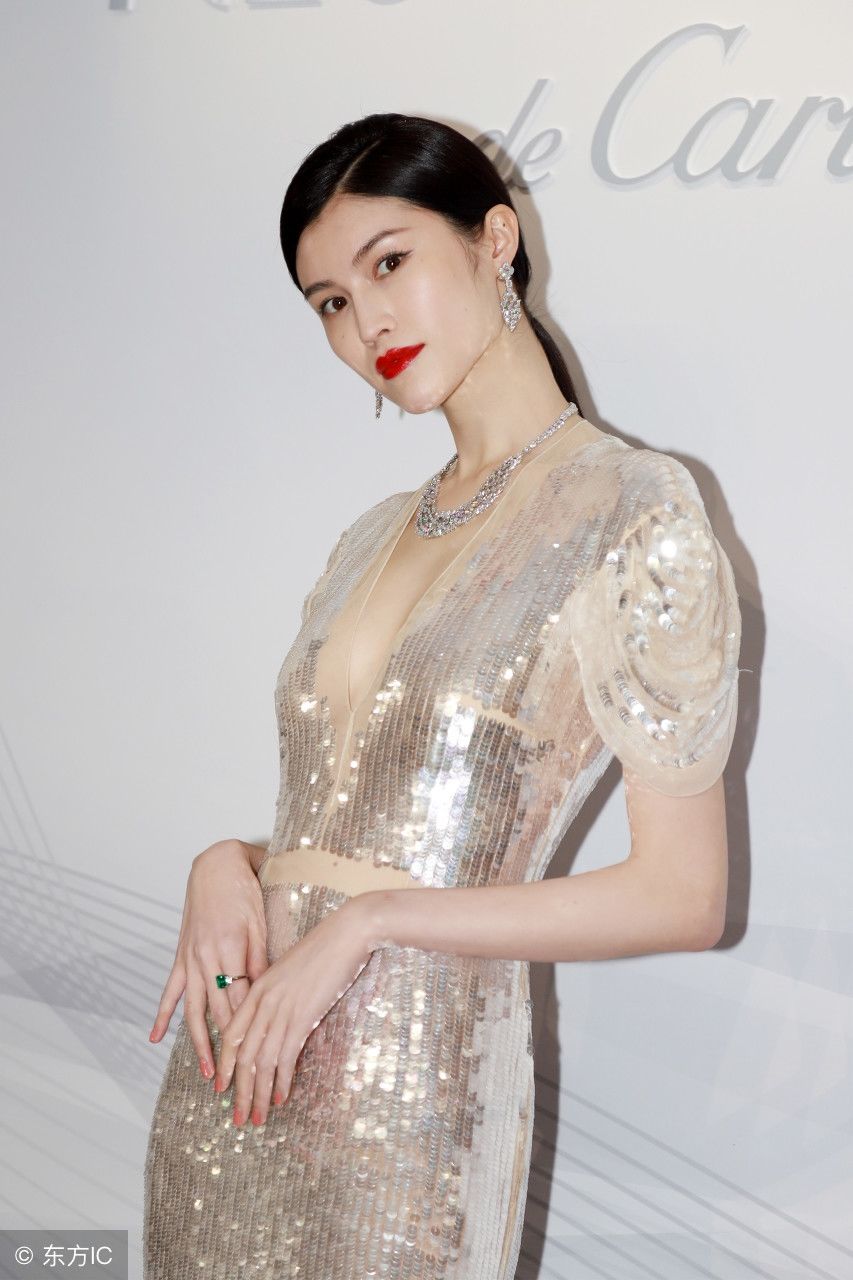 何穗一袭裸色人鱼裙拍写真，网友:说实话被她的裙子给惊艳到了