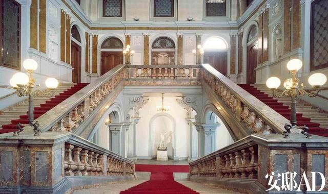 百年绝美再现，只为唤醒对蕾丝的无限遐想