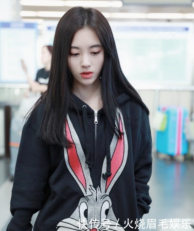 1米59的鞠婧祎总把卫衣穿成裙子，一抬手好尴尬，秒成了焦点！