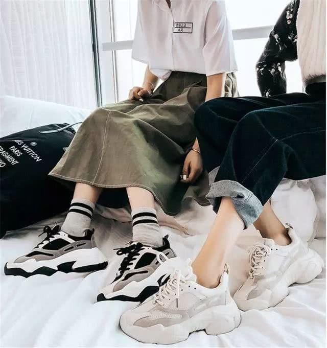 「白鞋」小白鞋已经过时了,现在流行这几种鞋子,时髦显腿长,谁穿谁好看