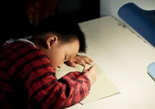  「学习效率」妈妈我有点累，“过劳”正在慢慢找上孩子，4个征兆说明他很累了