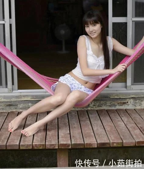 气质小姐姐清凉穿搭显身材，短裤大秀筷子腿