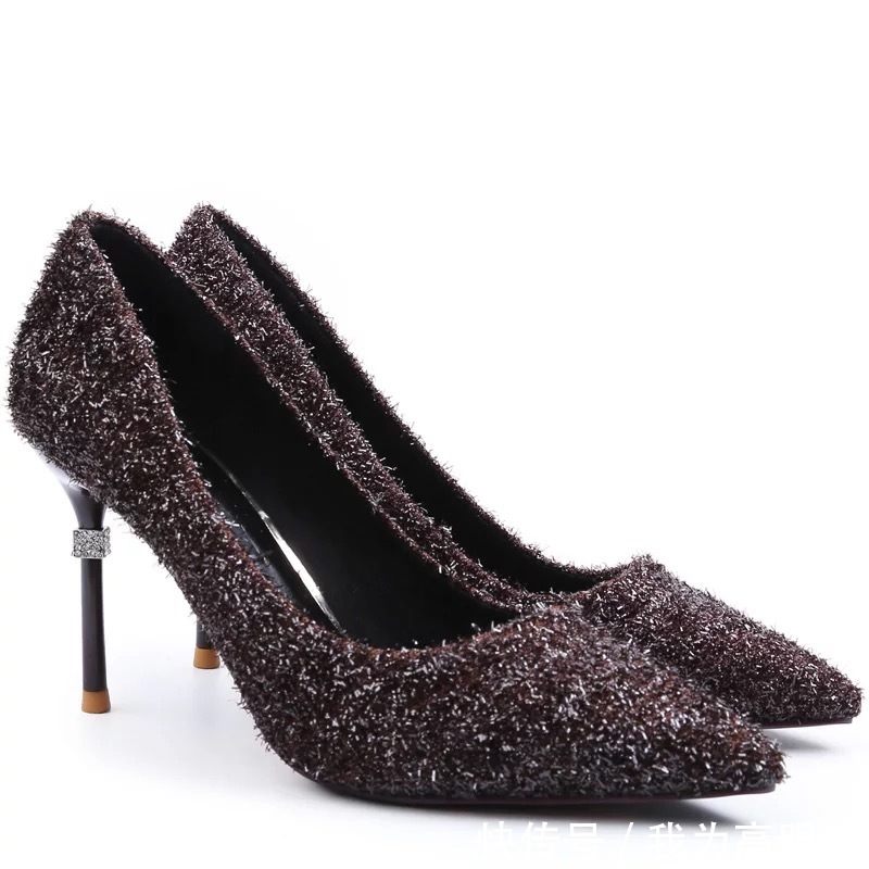 毛绒绒鞋面与水钻装饰的鞋跟结合的性感高跟鞋