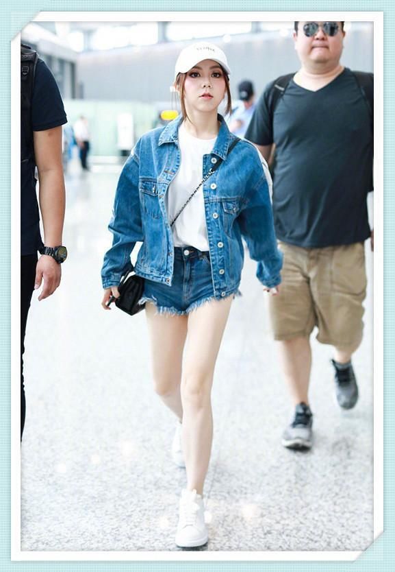 邓紫棋对自己真狠!这么紧的短裤都敢挑战,网友:简直像换了双腿