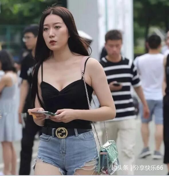街拍：气质小姐姐，紧身装秀出迷人小蛮腰，让人羡慕！