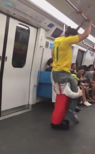 地铁一男子穿搭“怪异”，小矮人肩扛大彪悍，车上的人都看乐了！