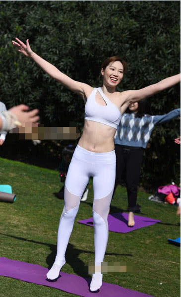 小姐姐穿紧身裤健身，全程大秀美腿！让整个人的身高比例加长不少