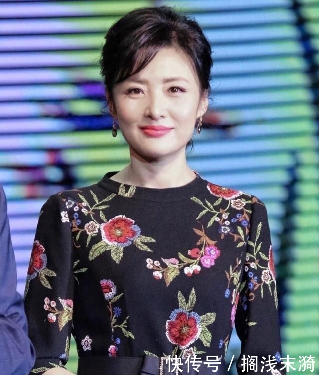 周涛为自己:周涛美得太优雅,穿刺绣连衣裙亮相,40、50岁的女人照着穿一样美