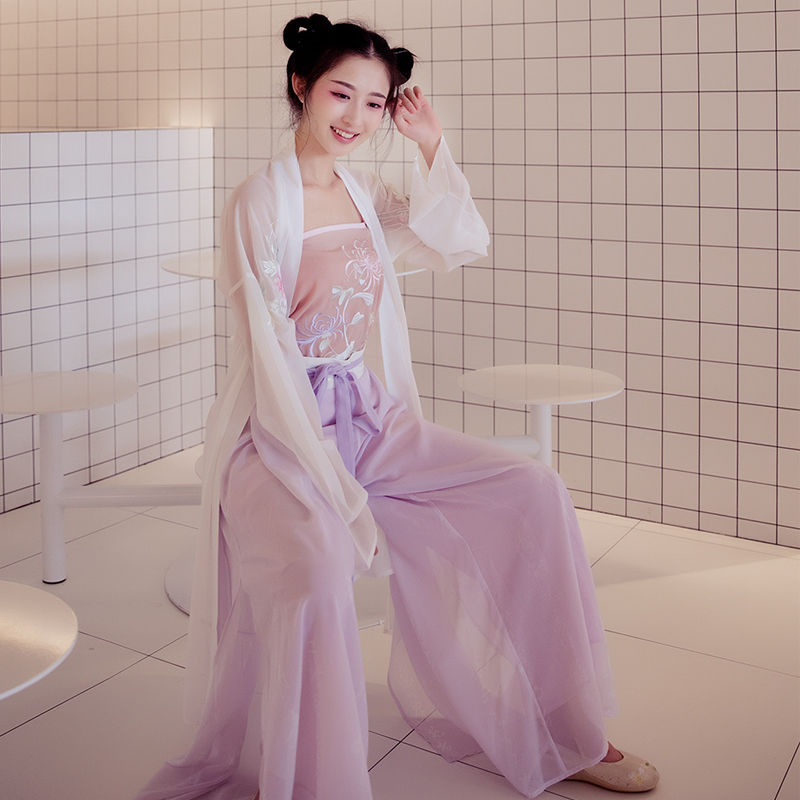 一款唯美至极的改良汉服，穿在身上非常清新甜美，尽显少女情怀