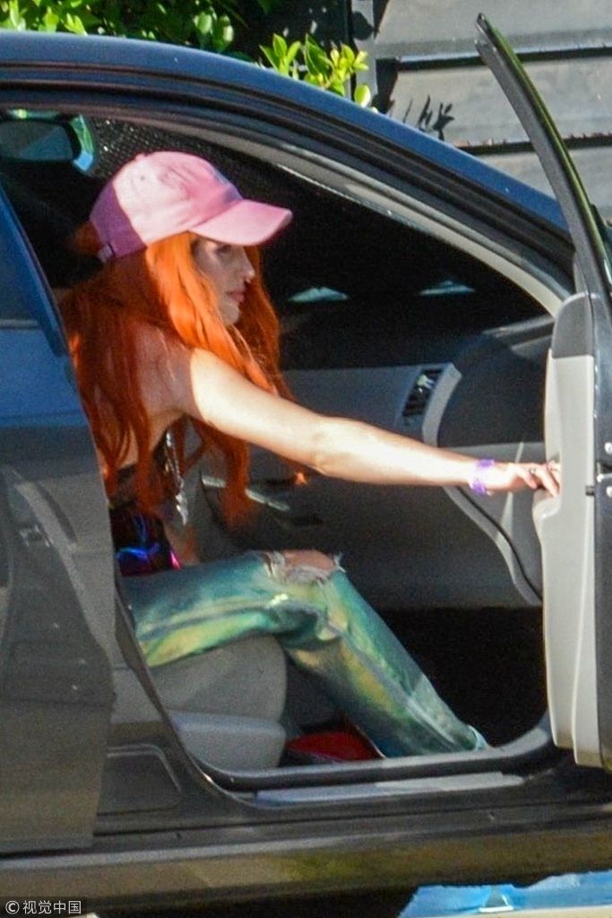 贝拉索恩裤子会发光露性感内内边  戴小粉帽橘色长发酷炸天