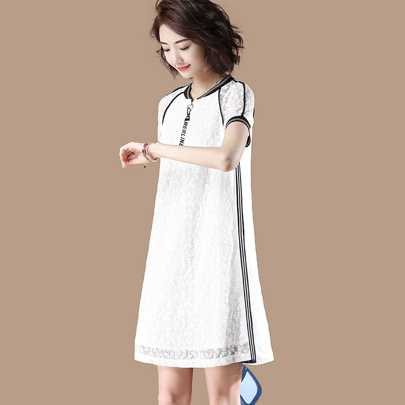 系带连衣裙洋气又减龄，蕾丝材质高档又性感，配高跟鞋显高显气质