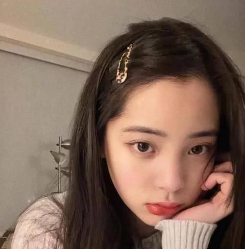  女生：长相干净的女生，一般都会有这4特点，即使五官很一般男生也喜欢