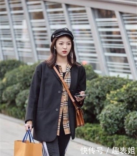 『前卫』街拍:修眉联娟的小美女,身穿红色的连衣裙,时尚前卫有活力