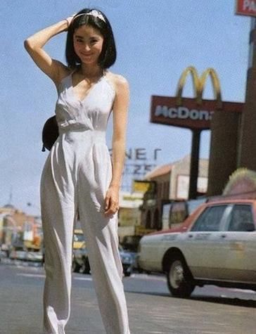 64岁林青霞厉害了！白色T恤搭配牛仔裤显小30岁，网友：不老女神