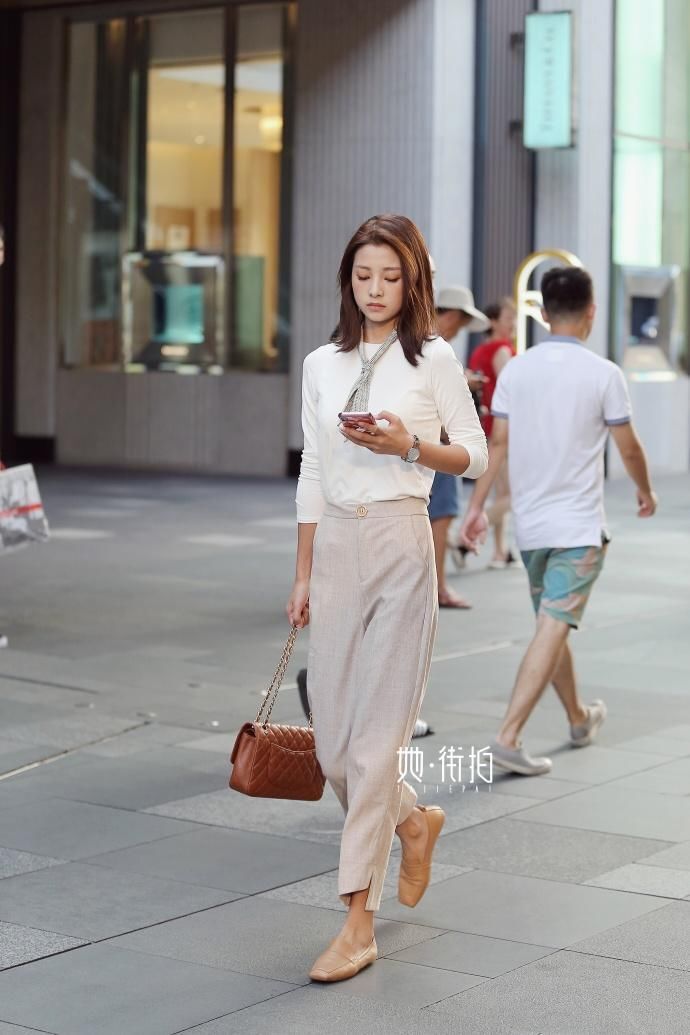 小姐姐美得好低调，一米八大长腿偷偷藏着，穿皮裙才暴露出好身材