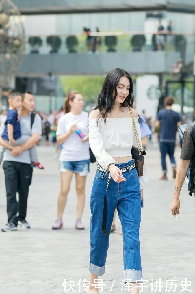  「优雅的姿」它可以衬托出你精致的腿部线条, 牛仔裤阔腿裤可以完美地解释你的身材