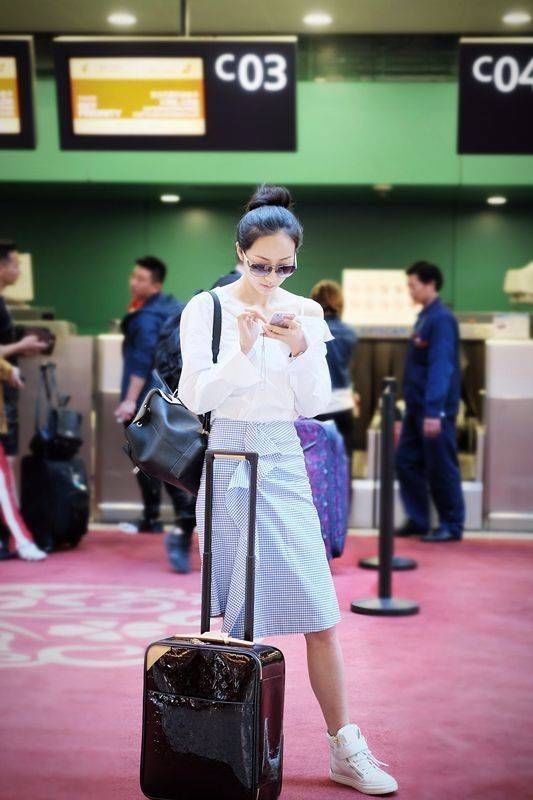 韩雪也开始不好好穿裙子了,这叉都开到大腿根了,也是蛮大胆的!