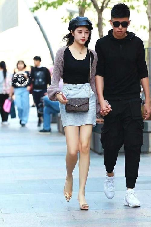 街拍：图2包臀裙美女很清纯图3吊带裙美女在遛狗