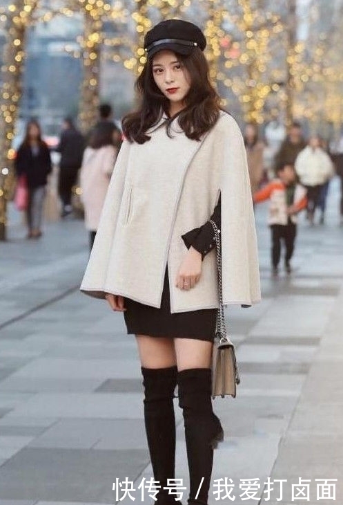  凸显■街拍：穿吊带裙的长腿小姐姐，一个回眸，凸显优雅的女神范