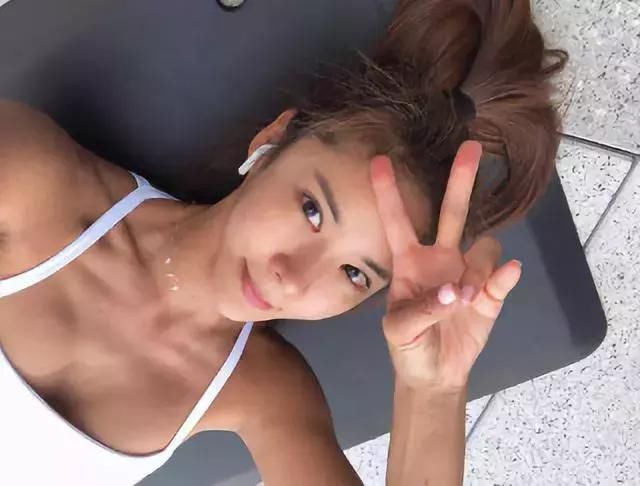 她婚姻失败不幸流产，42岁逆袭成马甲线女神，和小鲜肉谈恋爱！