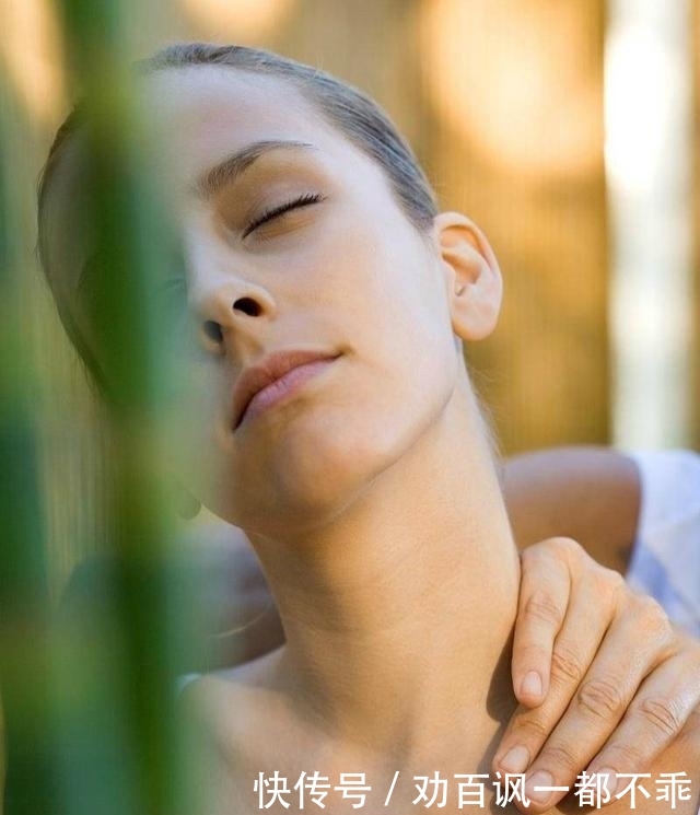『女人』女人懂保养就是不显老,每天坚持这5件事,皮肤白嫩光滑更显年轻