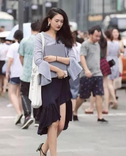  风采：街拍：温柔可人的美女，一条黑色的连衣裙，时尚唯美气质风采