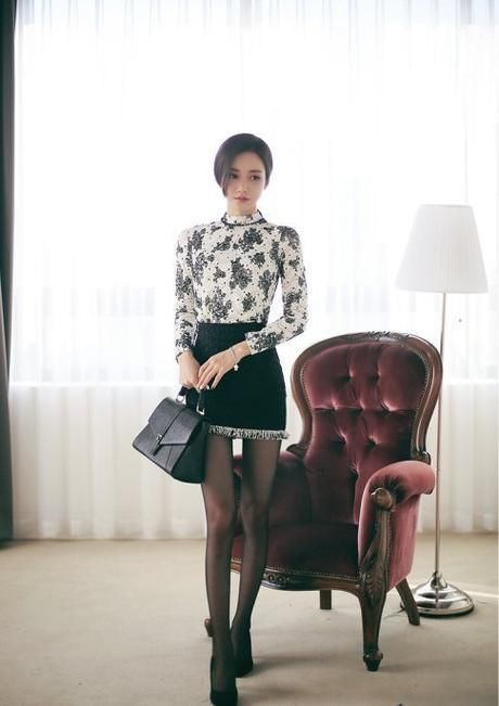 冷艳娇俏的气质美女，复古风短裙显柔媚典雅，清澈眼神明亮又灵动