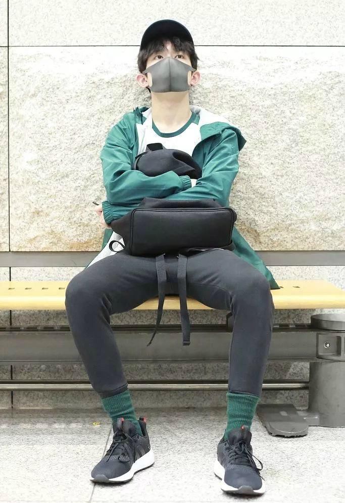 易烊千玺火到国外，带猫咪拍广告，一身潮装让韩国机场都瘫痪了!