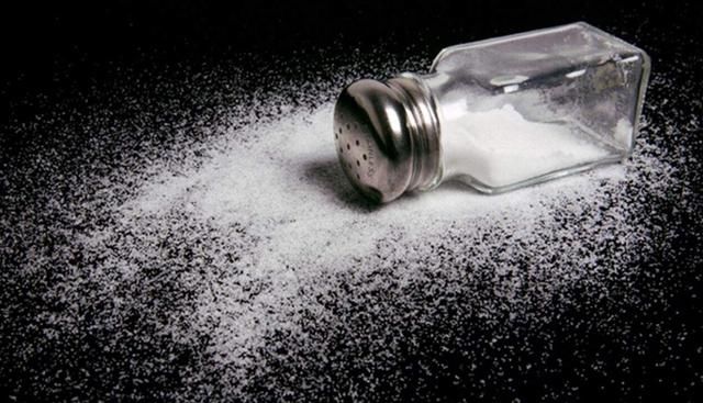 白色衣物总是洗不干净？往水里加点东西，轻轻一搓即刻搞定