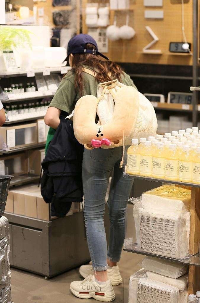 林允素颜现身T恤搭紧身裤时髦到飞起, 可腿上的赘肉勒得看不下去