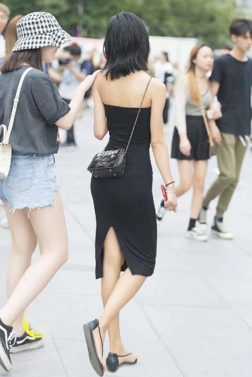  ＂m＂:＂3a8f6cee3c366b156d50e82f78524d84985e04fe＂想要简约知性的穿搭？不如试试这款一字肩连衣裙，尽显优雅轻熟风