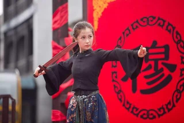  说话■虞书欣采访：从小被爸爸打，当演员不是偶然，说话嗲被节目组利用